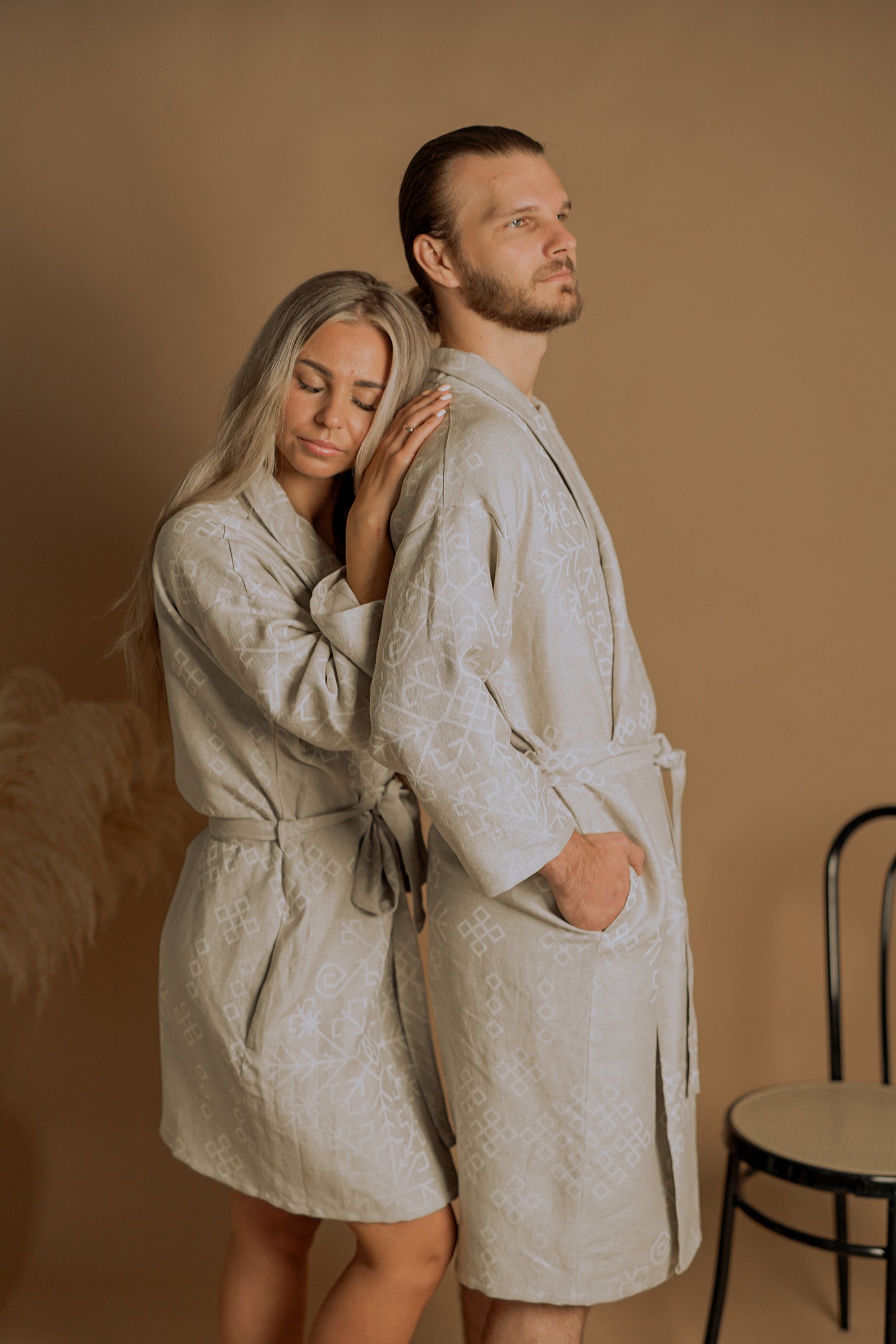 Lina un kokvilnas boho stila kimono / halāts Mini ar austras koka rakstu, lieliski redzama atšķirība starp Mini un Mid modeļiem no HarmoMe.