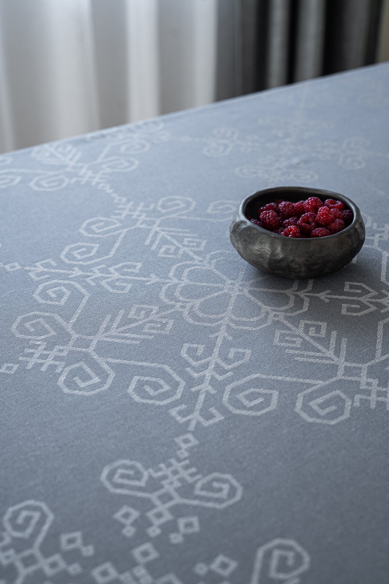 Lina galdauts ar Saules rakstu, pelēks