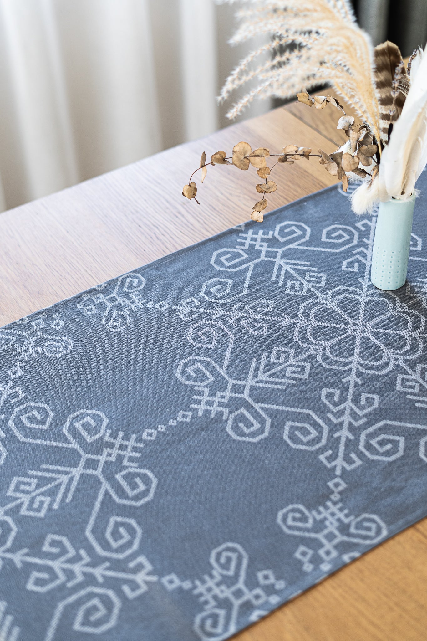 Lina galda celiņš ar Saules rakstu, pelēks