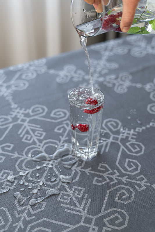 Ūdeni atgrūdošs abpusējs galdauts ar Saules rakstu, pelēks