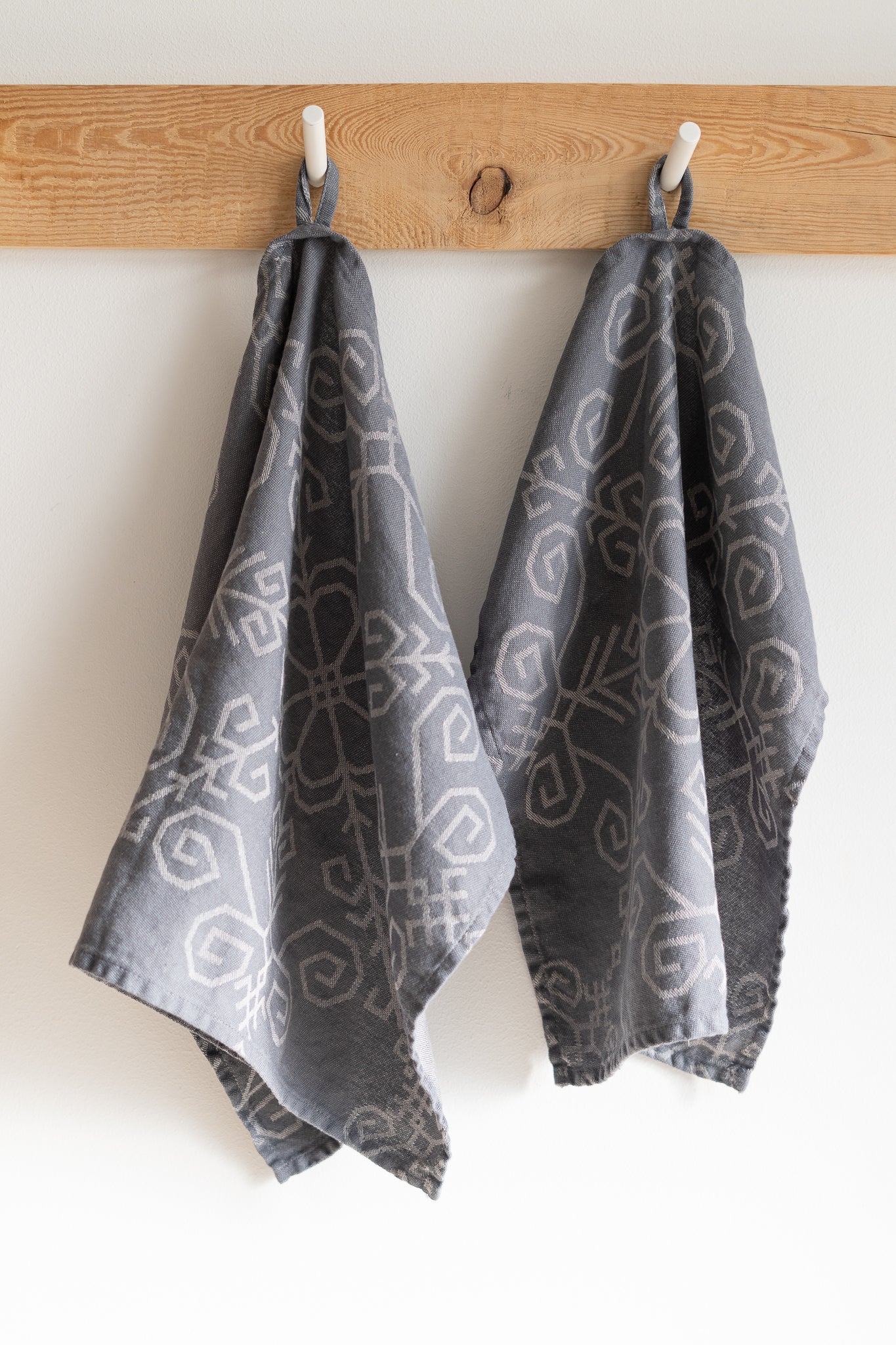 Lina virtuves dvielis ar Saules mandalu, tumši pelēks