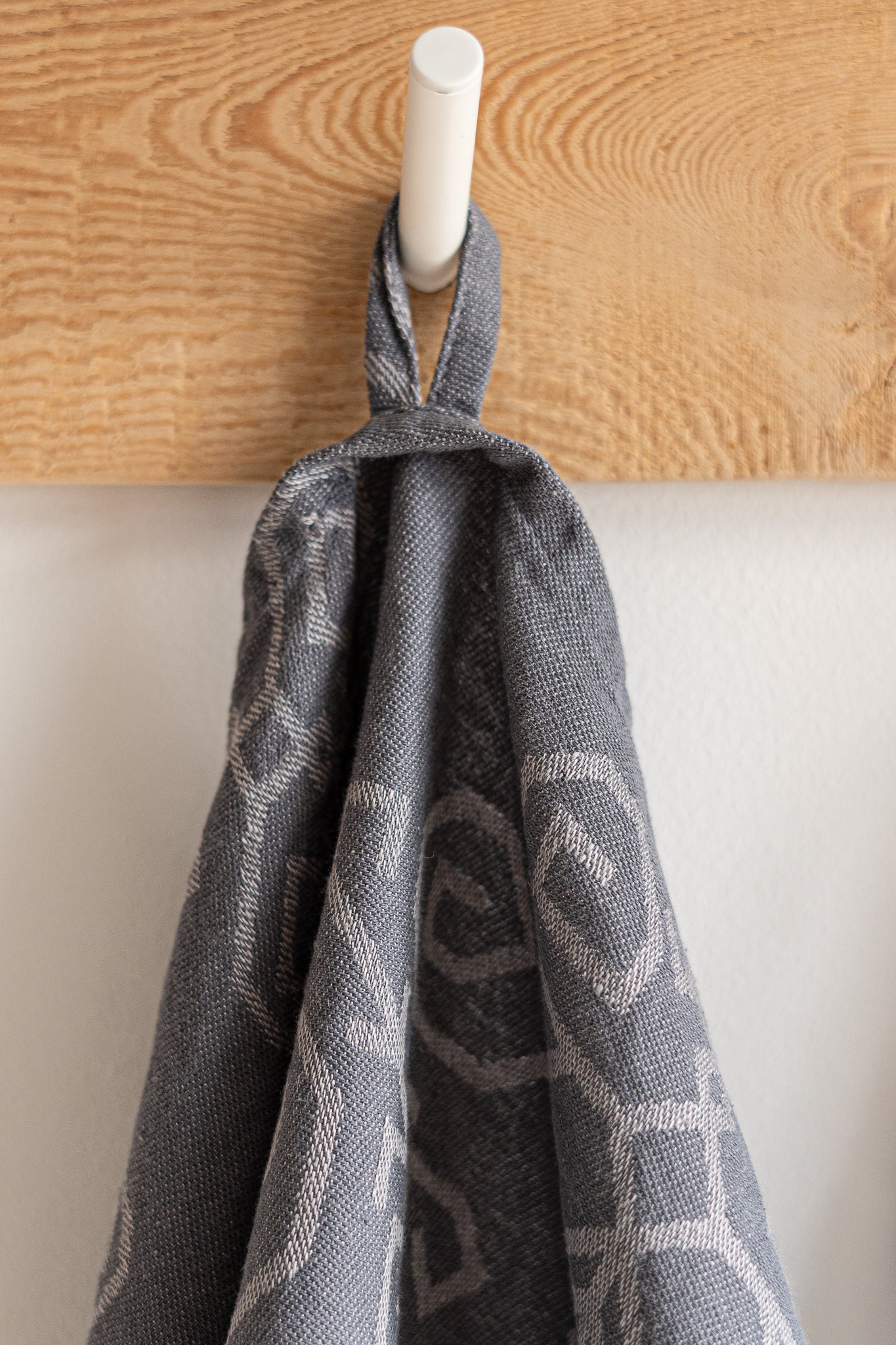 Lina virtuves dvielis ar Saules mandalu, tumši pelēks