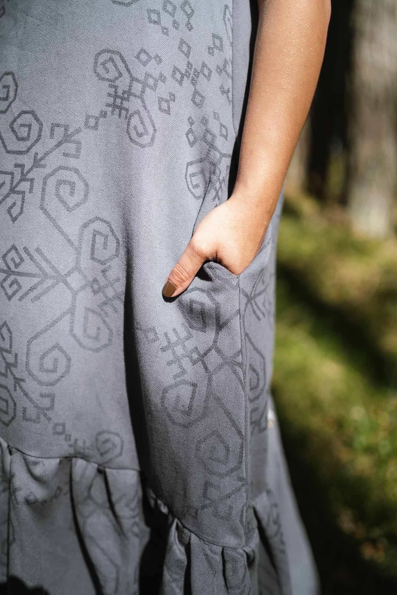 Lina kleita STRAUME ar Saules zīmes rakstu, pelēka