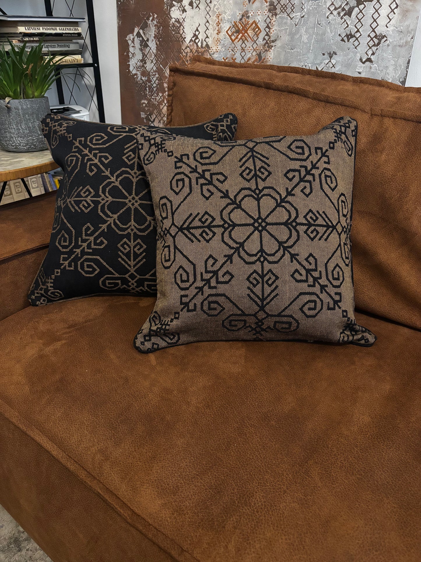 Dekoratīvā spilvendrāna ar Saules rakstu, bronza melna