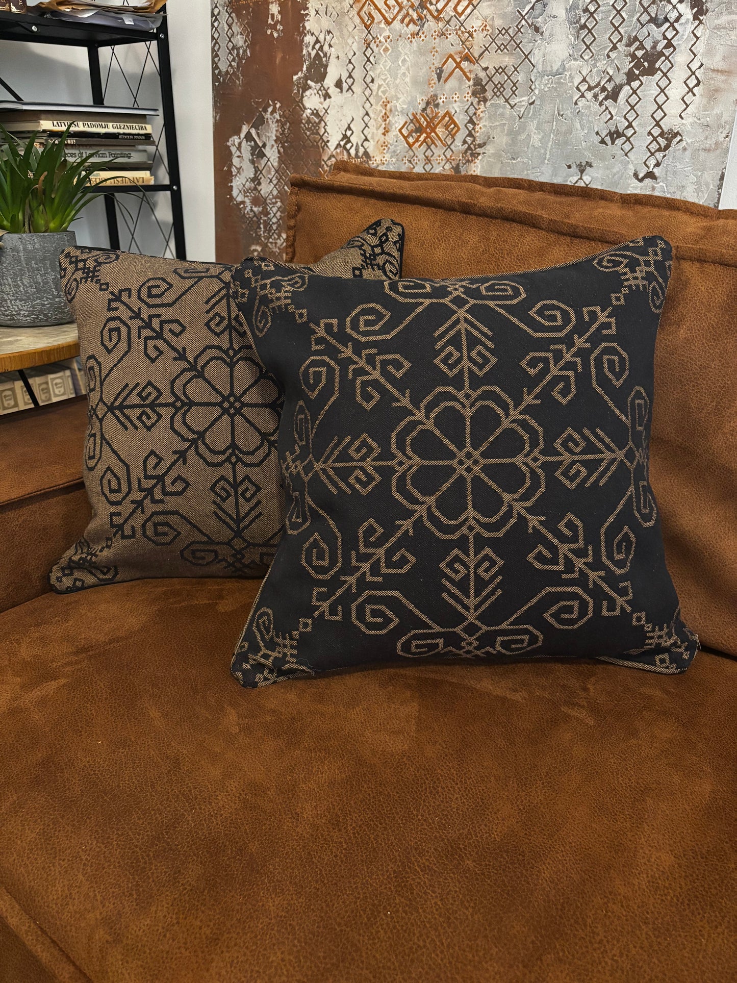 Dekoratīvā spilvendrāna ar Saules rakstu, bronza melna