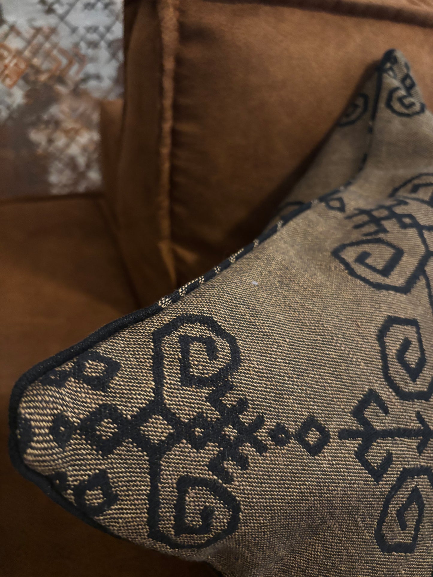 Dekoratīvā spilvendrāna ar Saules rakstu, bronza melna