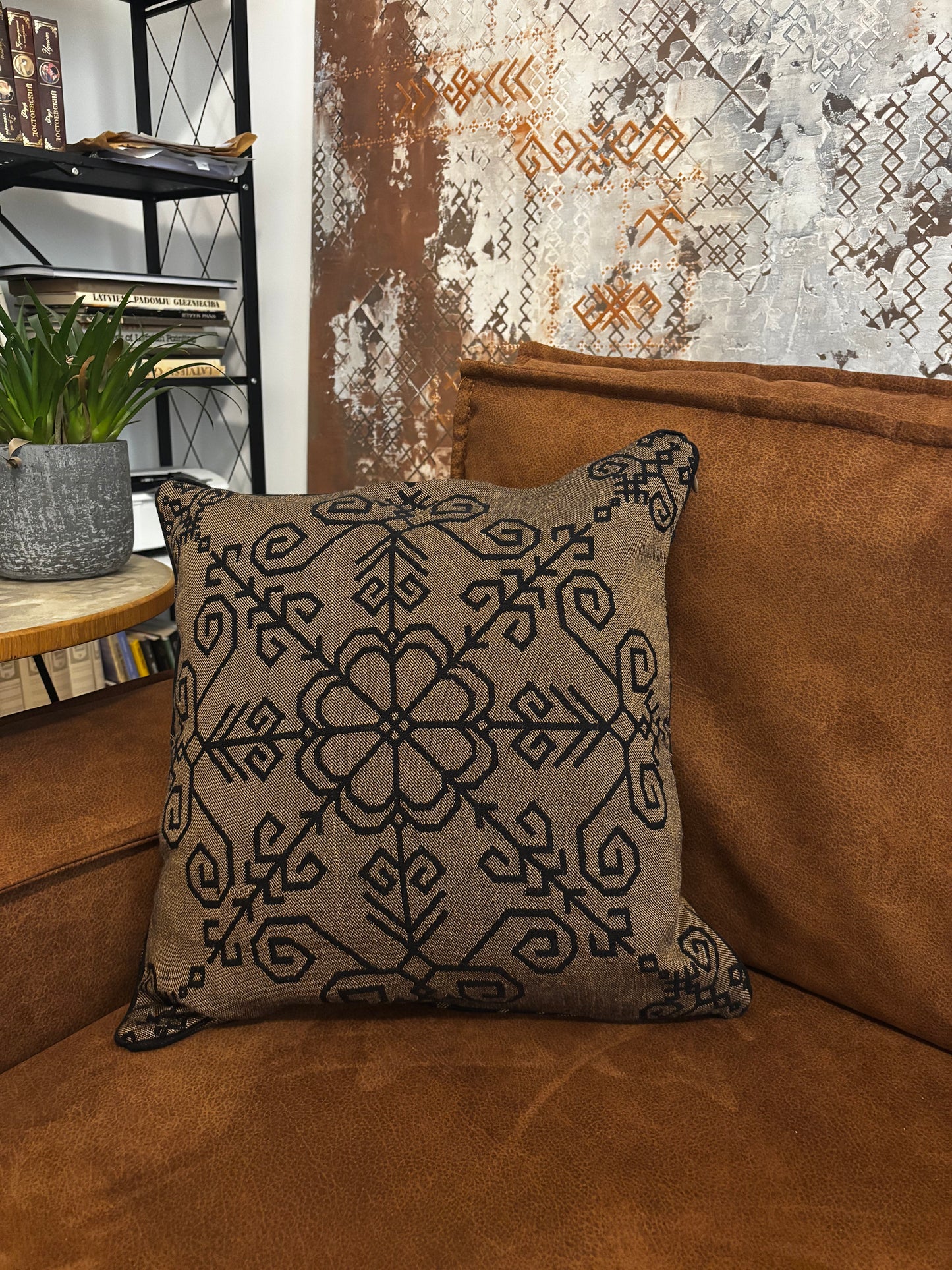 Dekoratīvā spilvendrāna ar Saules rakstu, bronza melna