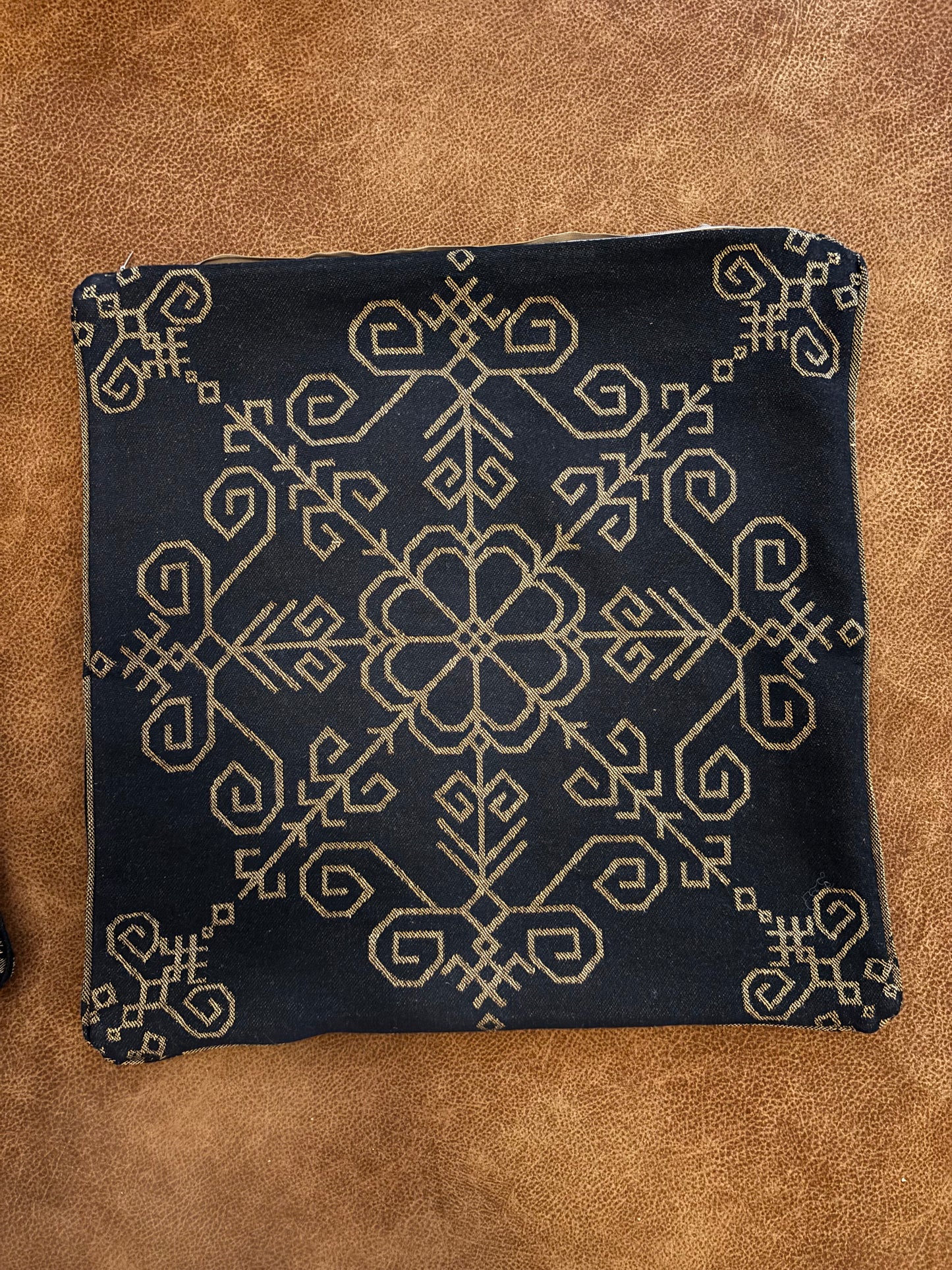 Dekoratīvā spilvendrāna ar Saules rakstu, bronza melna