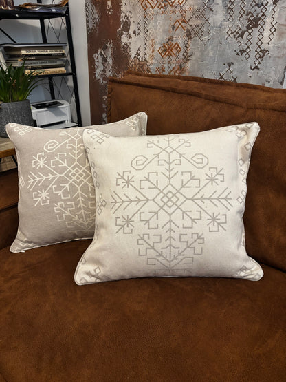 Dekoratīvā spilvendrāna ar Austras koku, naturāla