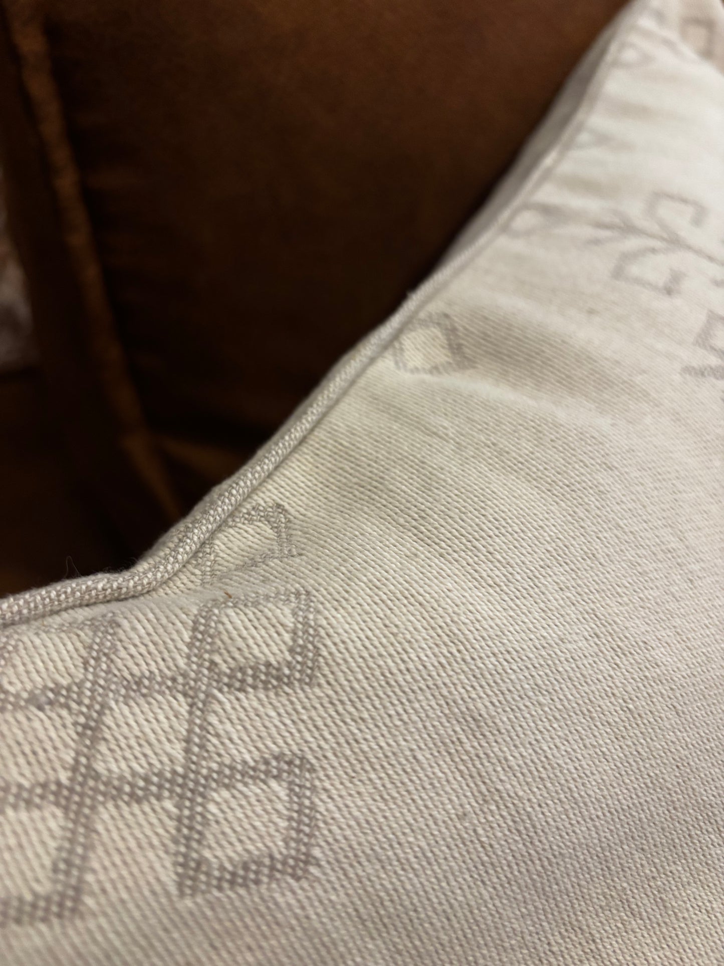 Dekoratīvā spilvendrāna ar Austras koku, naturāla