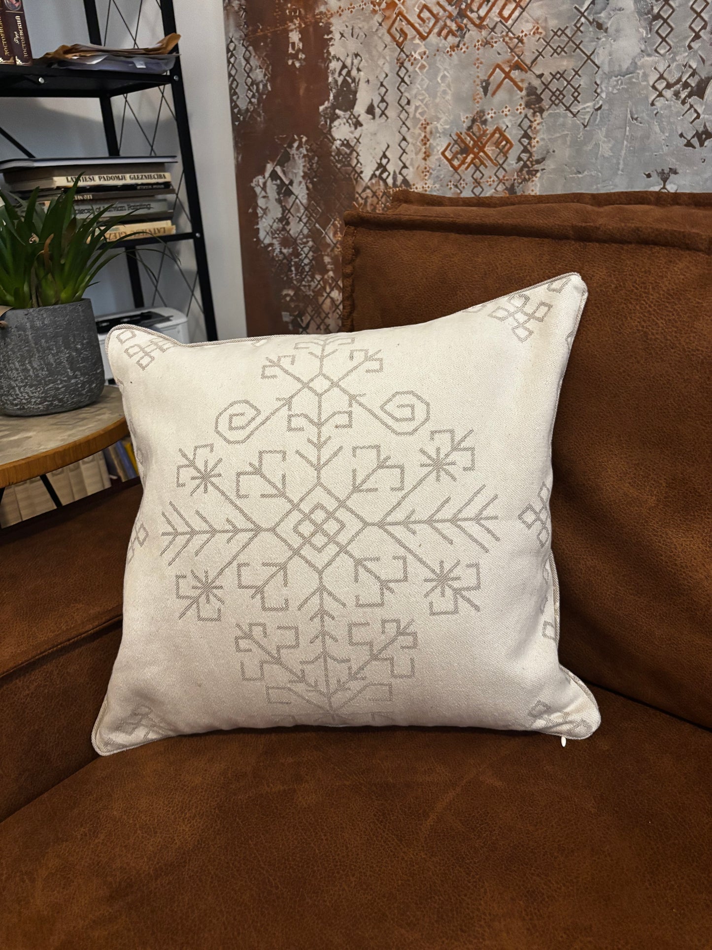 Dekoratīvā spilvendrāna ar Austras koku, naturāla