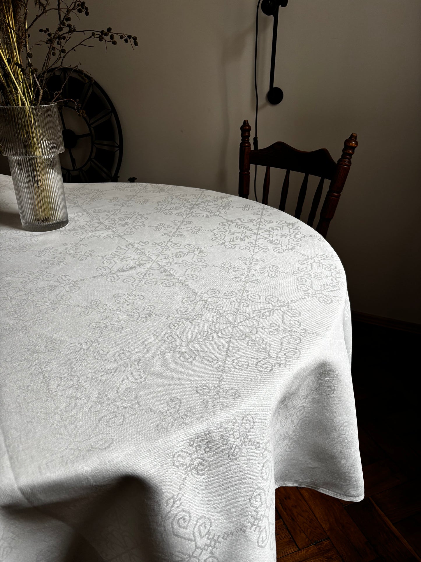 Lina galdauts ar Saules rakstu, balts