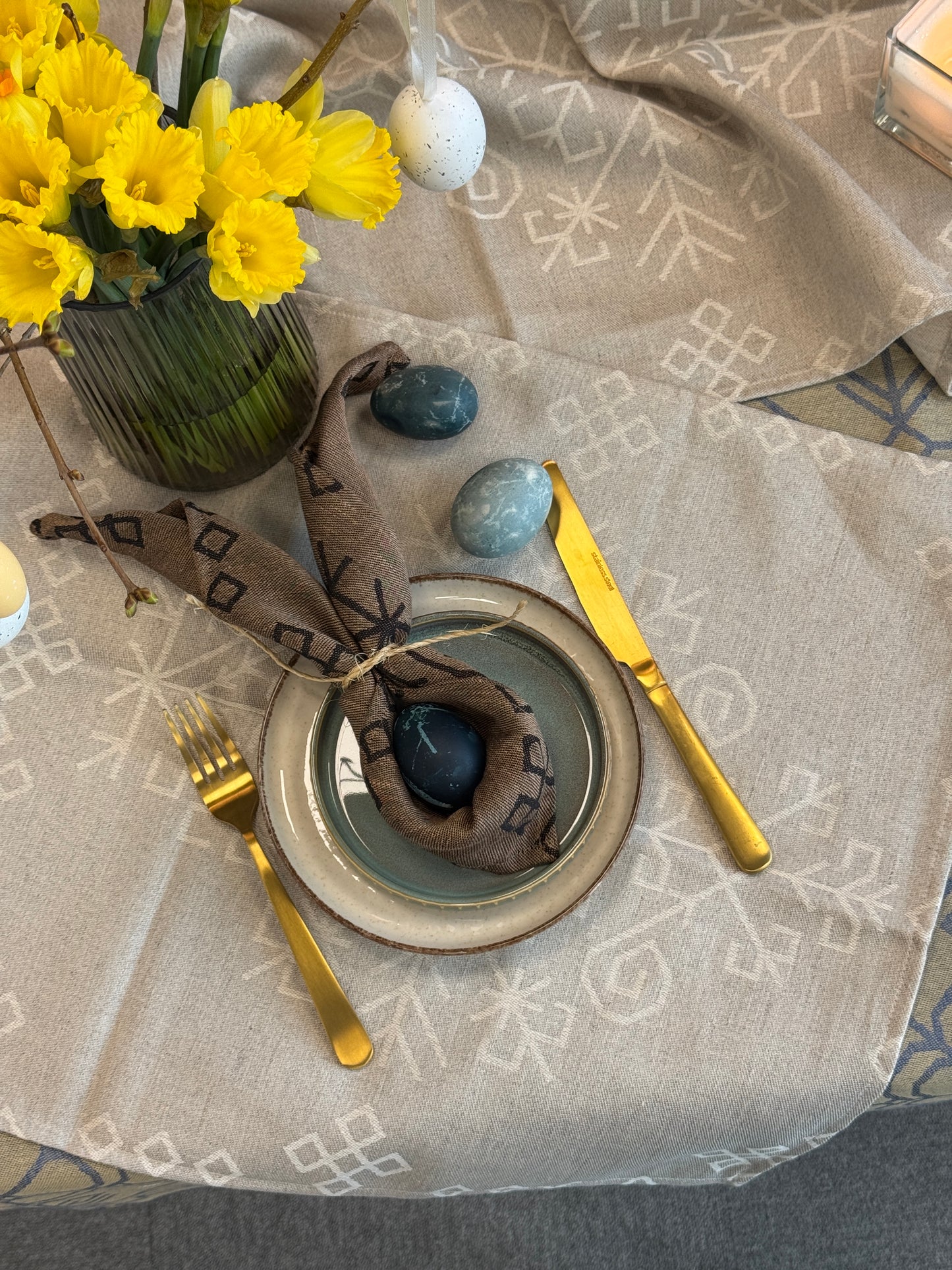 Bronze/Black Linen Napkins With Austra tree Pattern.