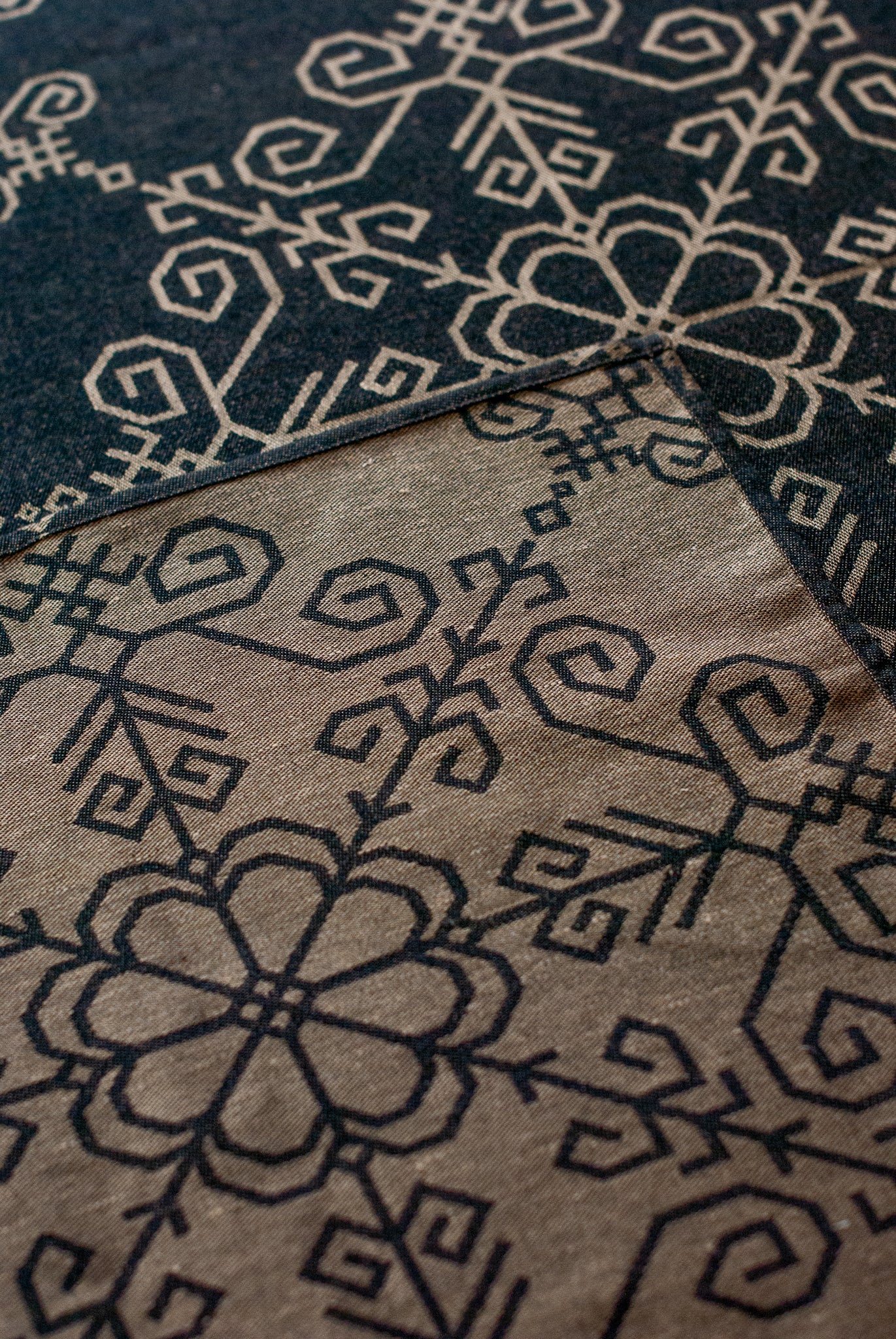 Lina galdauts ar iestrādātu Saules mandalas raksts no HarmoMe. 