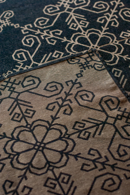 Lina galdauts ar iestrādātu Saules mandalas raksts no HarmoMe. 