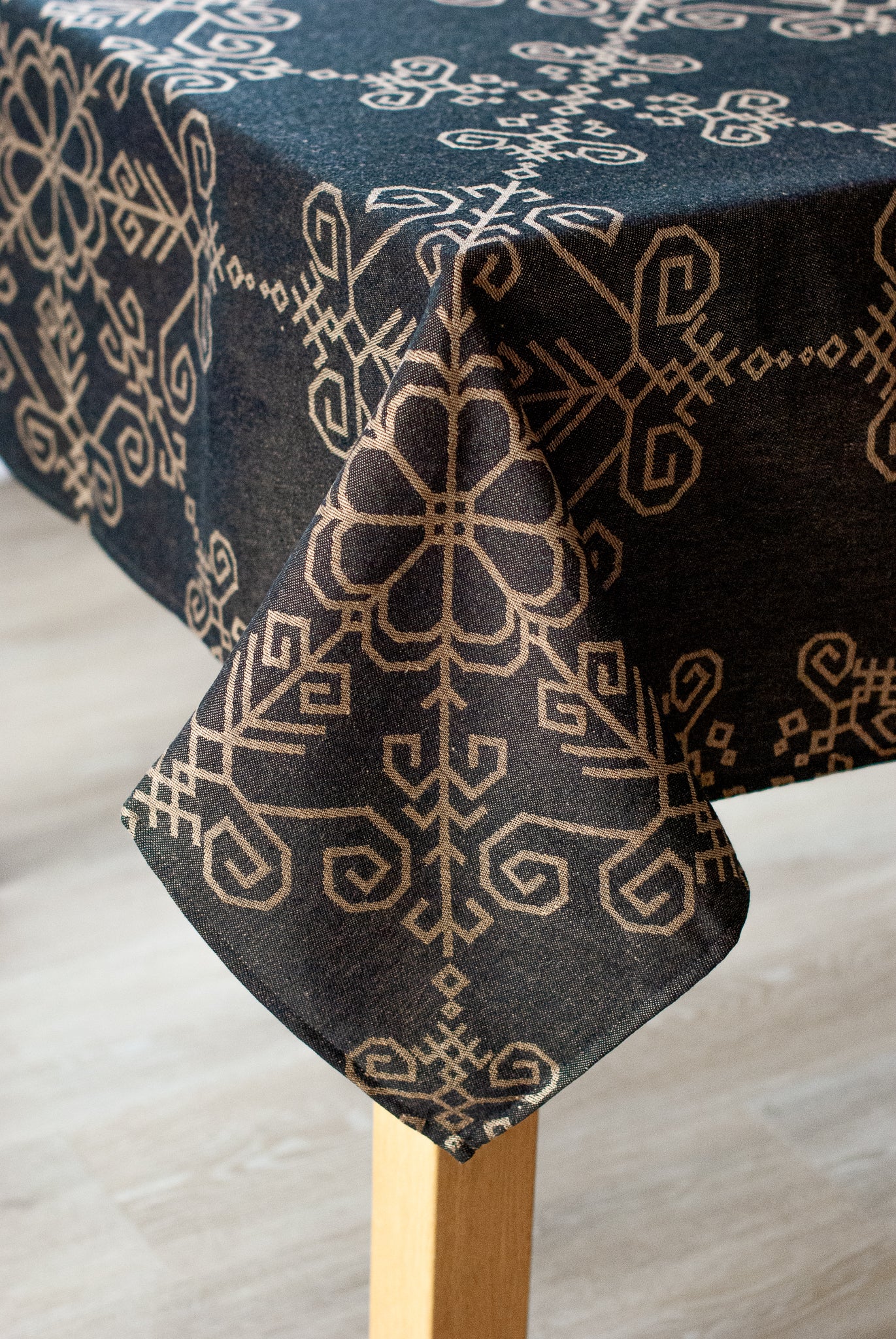 Lina galdauts ar iestrādātu Saules mandalas raksts redzamu tuvplānā  no HarmoMe. 