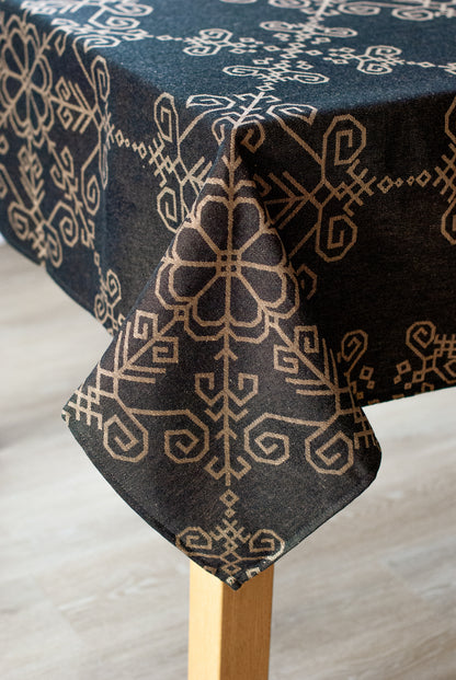 Lina galdauts ar iestrādātu Saules mandalas raksts redzamu tuvplānā  no HarmoMe. 