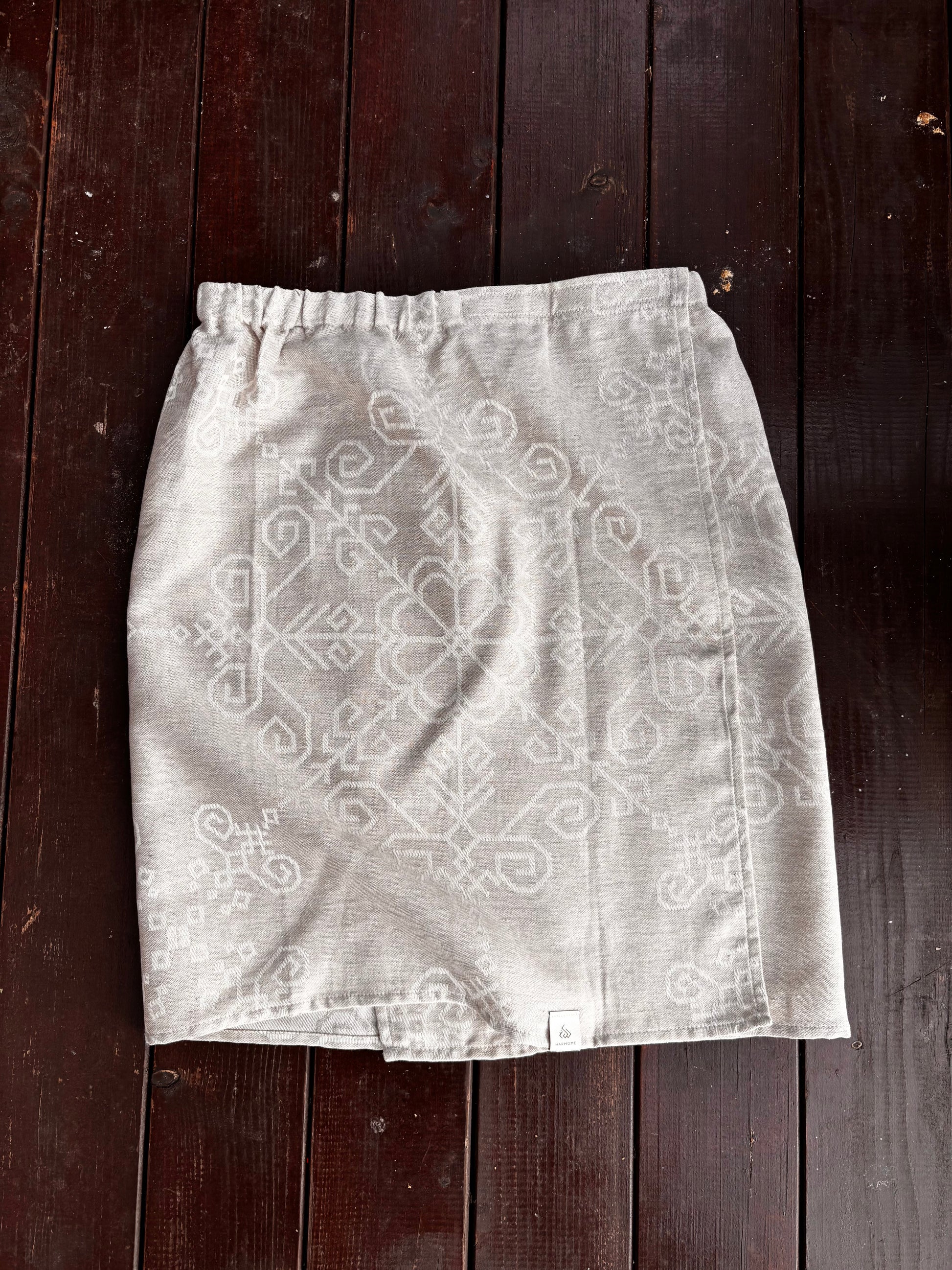 Regulējams pirts dvielis ar lipekli vīrietim un sievietei pirts rituālos ar latviešu un baltu spēka zīmēm