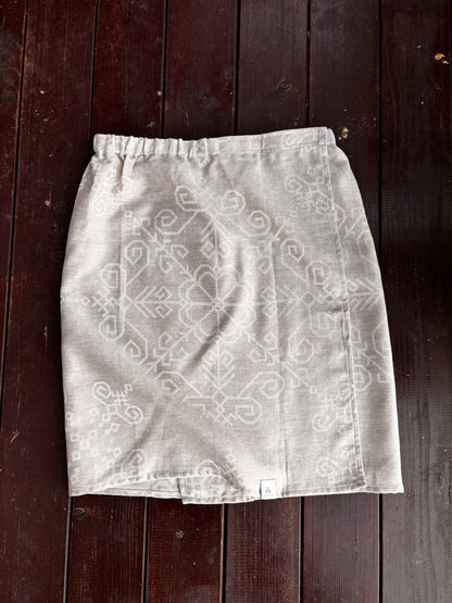 Regulējams pirts dvielis ar lipekli vīrietim un sievietei pirts rituālos ar latviešu un baltu spēka zīmēm