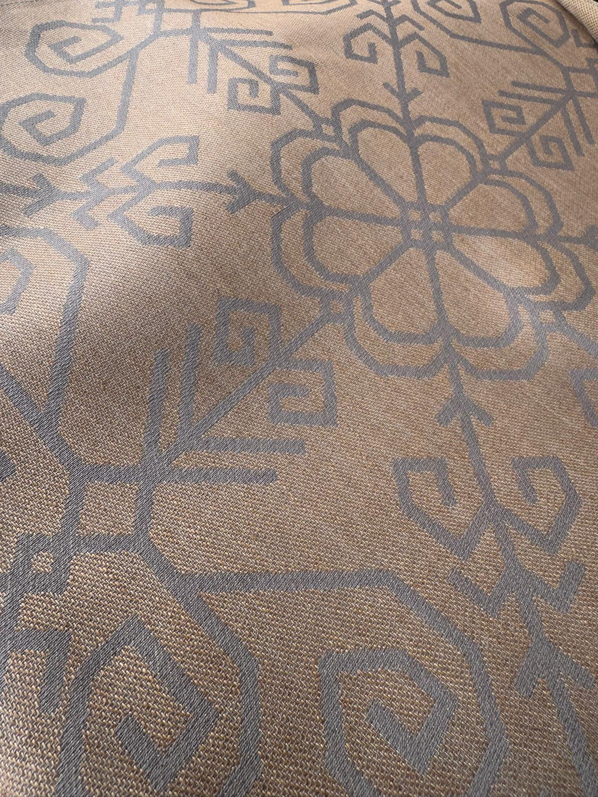 Ūdeni atgrūdošs abpusējs galdauts ar Saules rakstu, bēšs ar pelēku rakstu.