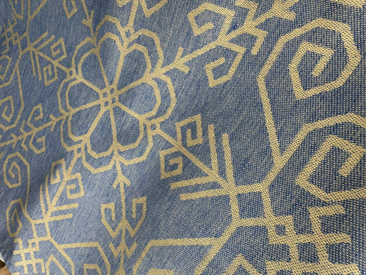 Ūdeni atgrūdošs abpusējs galdauts ar Saules rakstu, pelēkzils ar zeltainu rakstu.