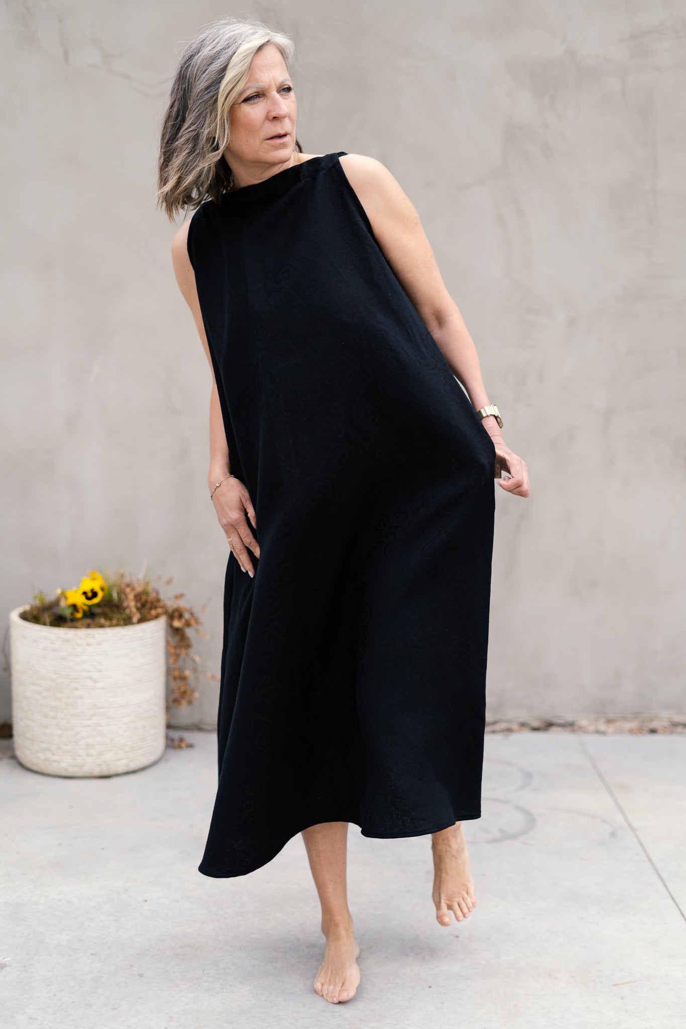 Linen Dress with Sun Symbol PLŪSTOŠĀ DZELME Flared, black