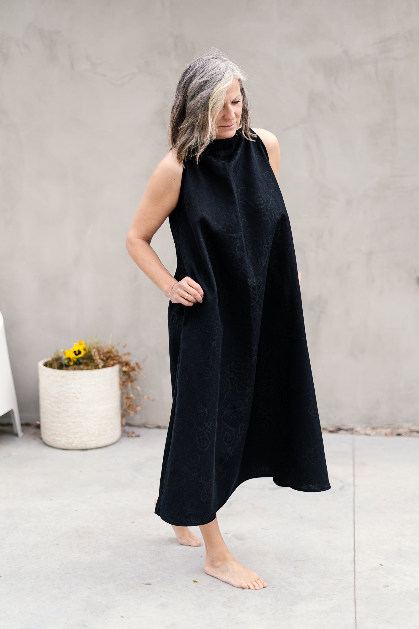 Linen Dress with Sun Symbol PLŪSTOŠĀ DZELME Flared, black