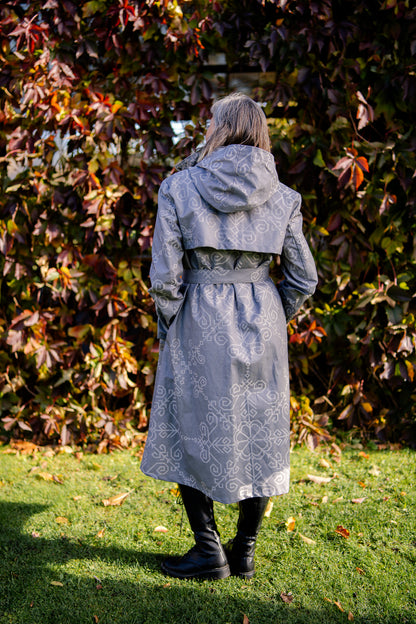 Lietus mētelis ar Saules zīmes rakstu pelēkā krāsā