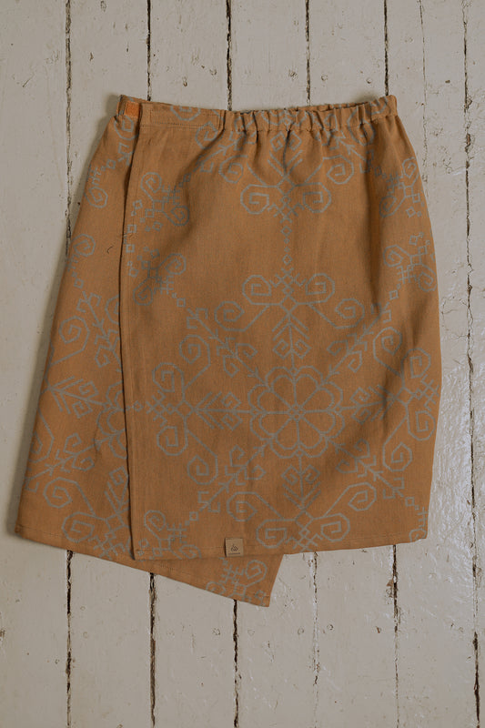 Regulējams vīriešu un sieviešu pirts dvielis ar latviešu rakstiem un baltu spēka zimēm