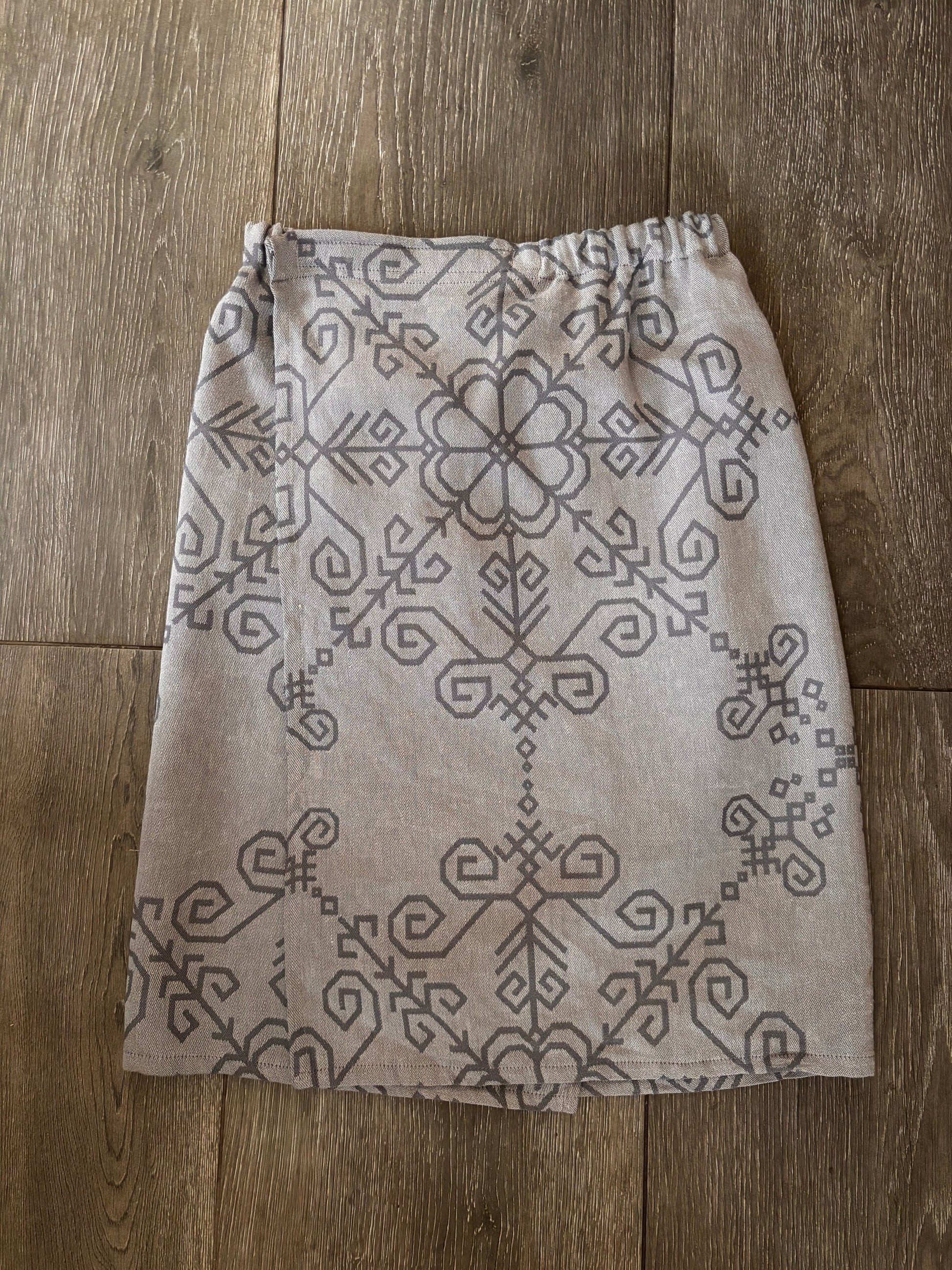 Regulējams vīriešu un sieviešu pirts dvielis ar latviešu rakstiem un baltu spēka zimēm