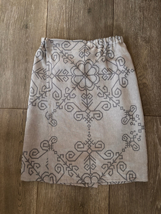 Regulējams vīriešu un sieviešu pirts dvielis ar latviešu rakstiem un baltu spēka zimēm