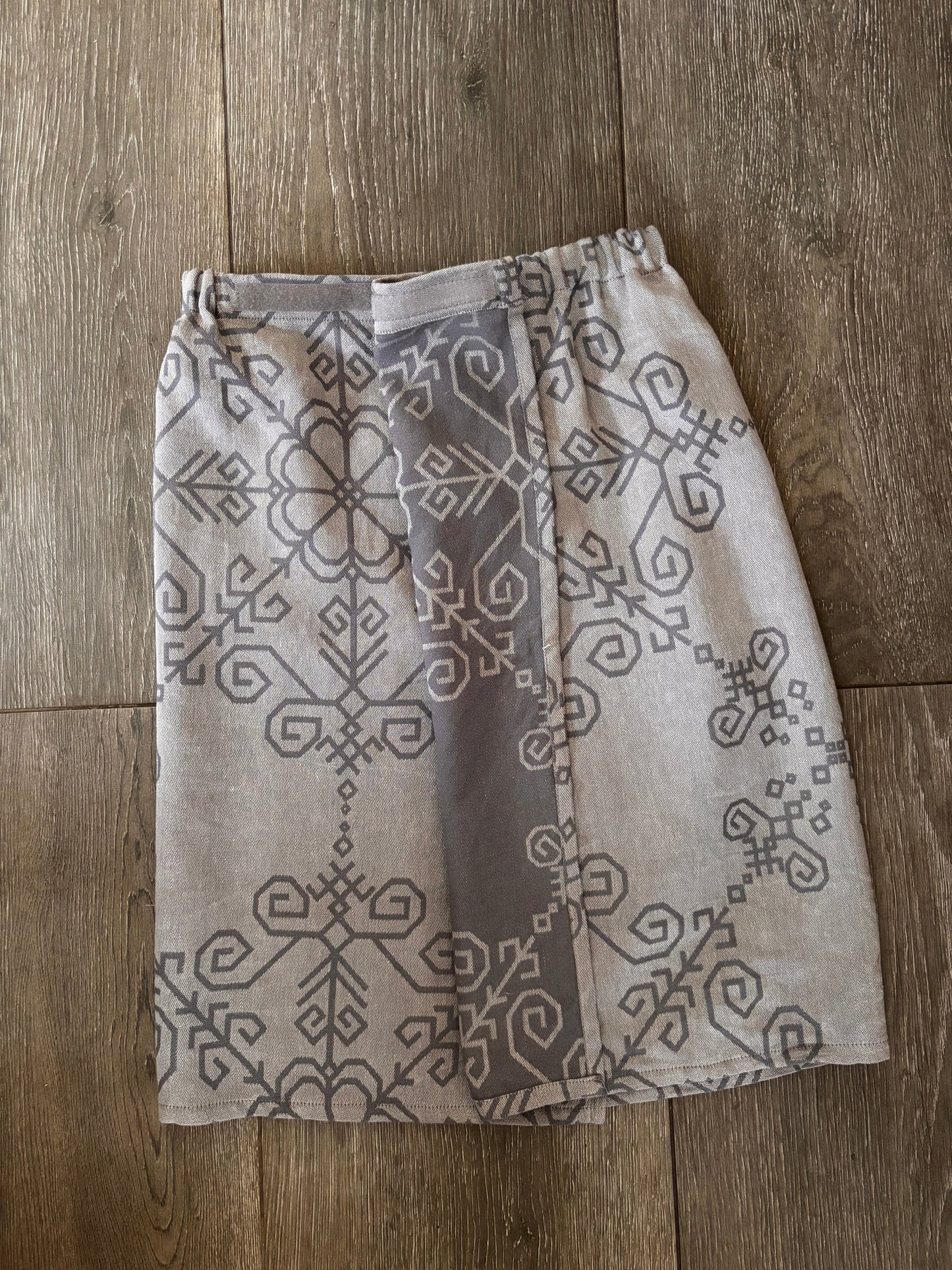 Regulējams vīriešu un sieviešu pirts dvielis ar latviešu rakstiem un baltu spēka zimēm