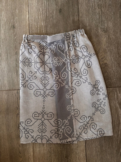 Regulējams vīriešu un sieviešu pirts dvielis ar latviešu rakstiem un baltu spēka zimēm