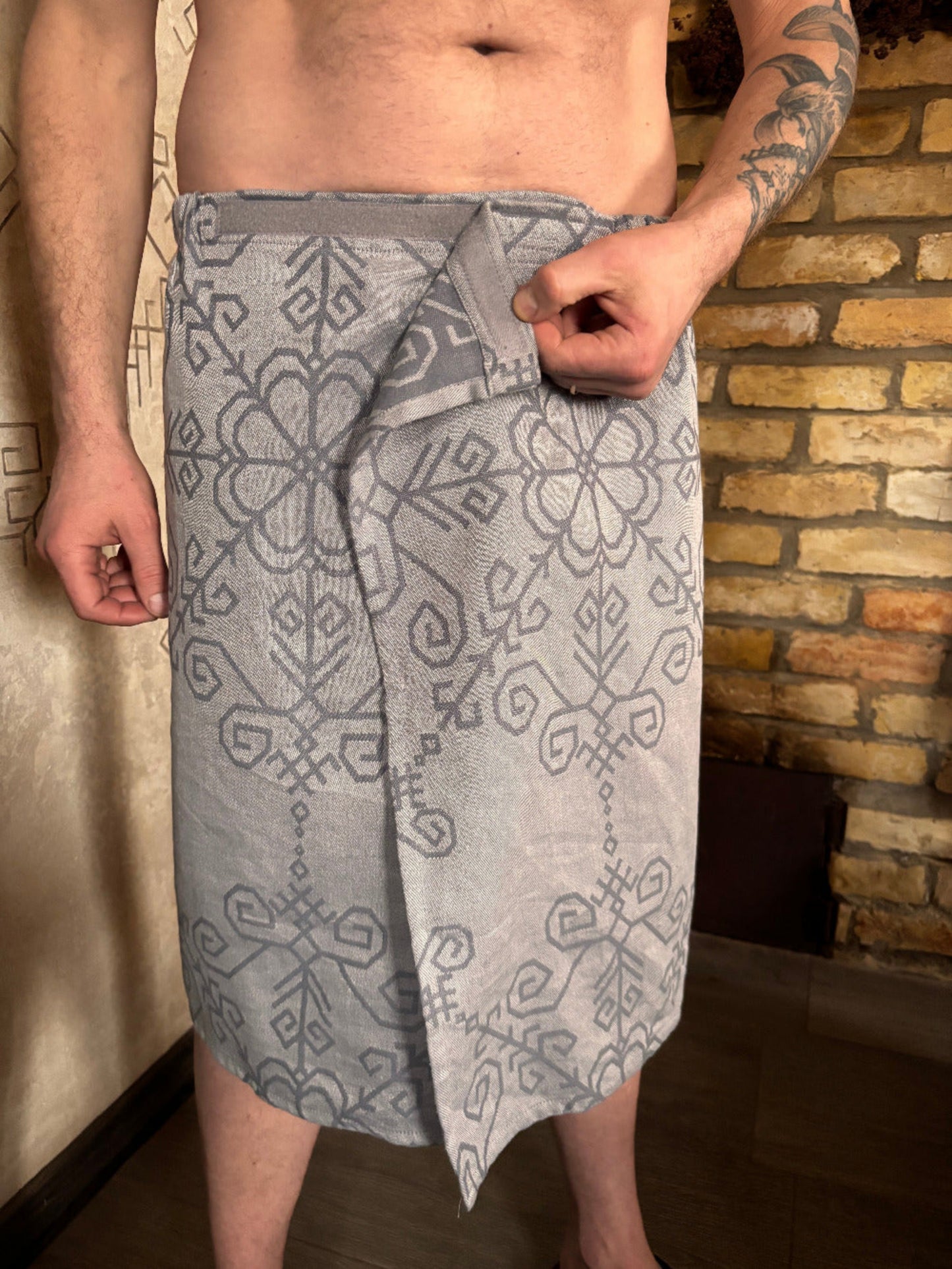 Regulējams vīriešu un sieviešu pirts dvielis ar latviešu rakstiem un baltu spēka zimēm