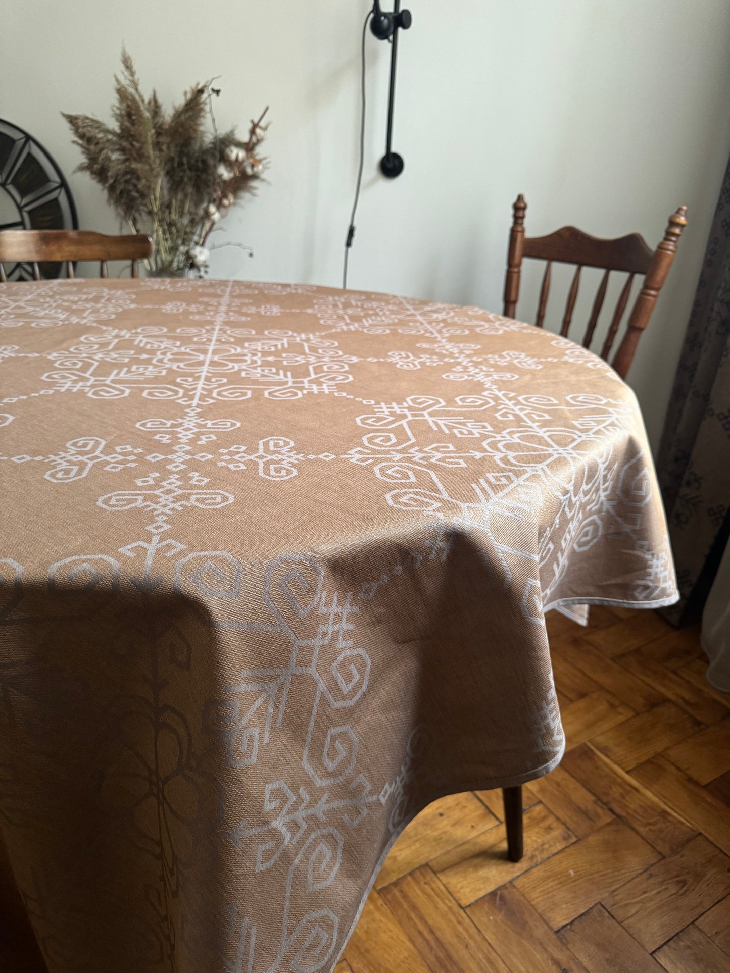 Ūdeni atgrūdošs abpusējs galdauts ar Saules rakstu, bēšs ar pelēku rakstu.