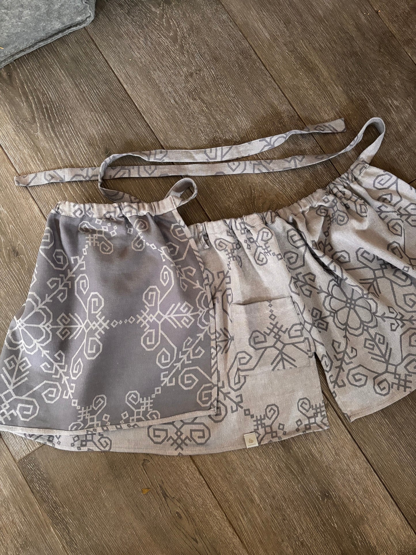 Regulējami Vīriešu pirts svārki ar Saules simbolu, latviešu un baltu zīmēm pirtniekiem pirts rituālos