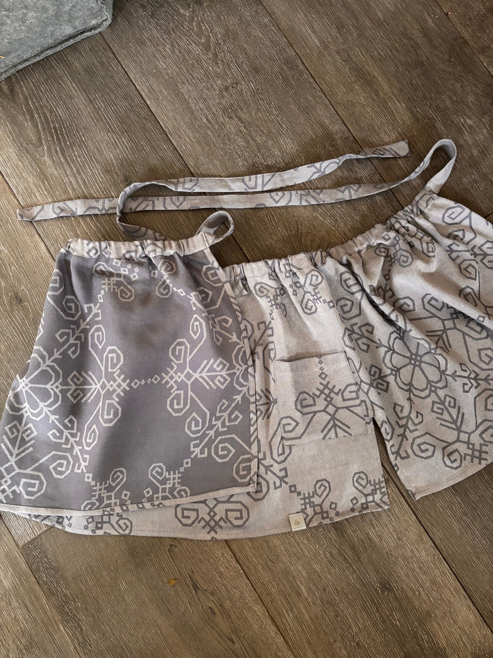 Regulējami Vīriešu pirts svārki ar Saules simbolu, latviešu un baltu zīmēm pirtniekiem pirts rituālos