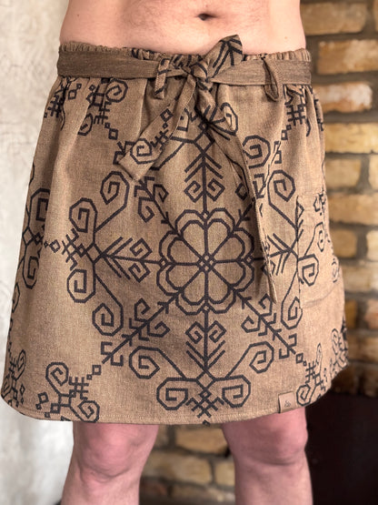 Vīriešu pirts svārki ar Saules simbolu, latviešu un baltu zīmēm pirtniekiem pirts rituālos