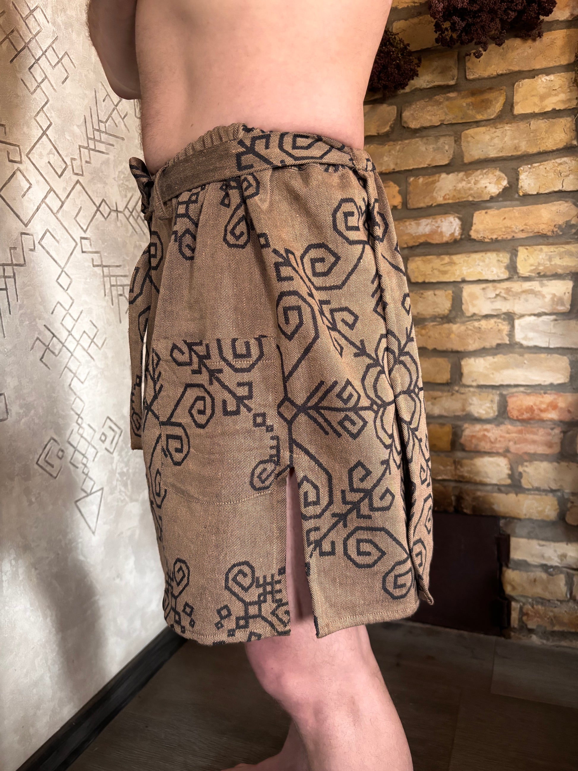 Vīriešu pirts svārki ar Saules simbolu, latviešu un baltu zīmēm pirtniekiem pirts rituālos