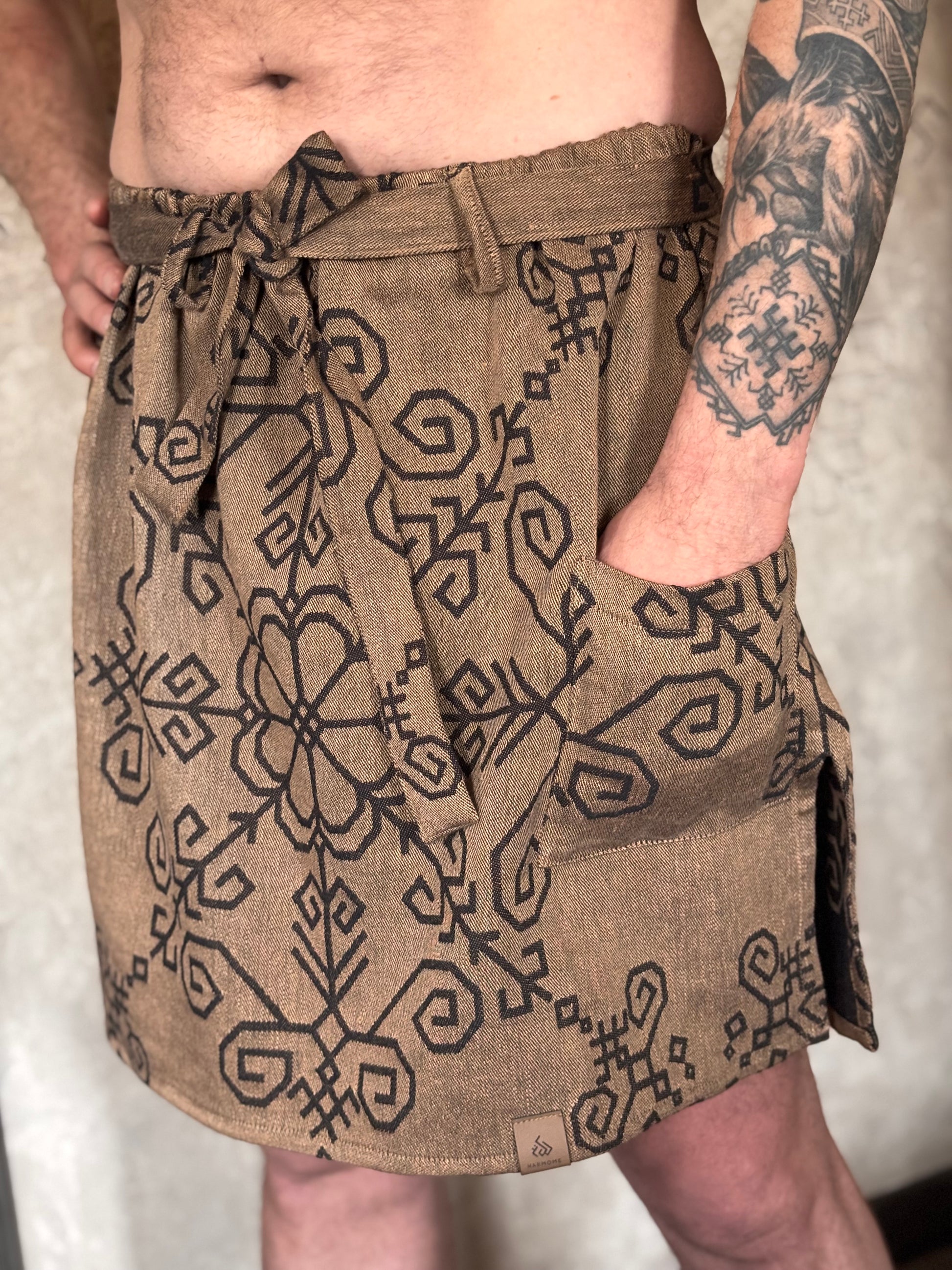 Vīriešu pirts svārki ar Saules simbolu, latviešu un baltu zīmēm pirtniekiem pirts rituālos