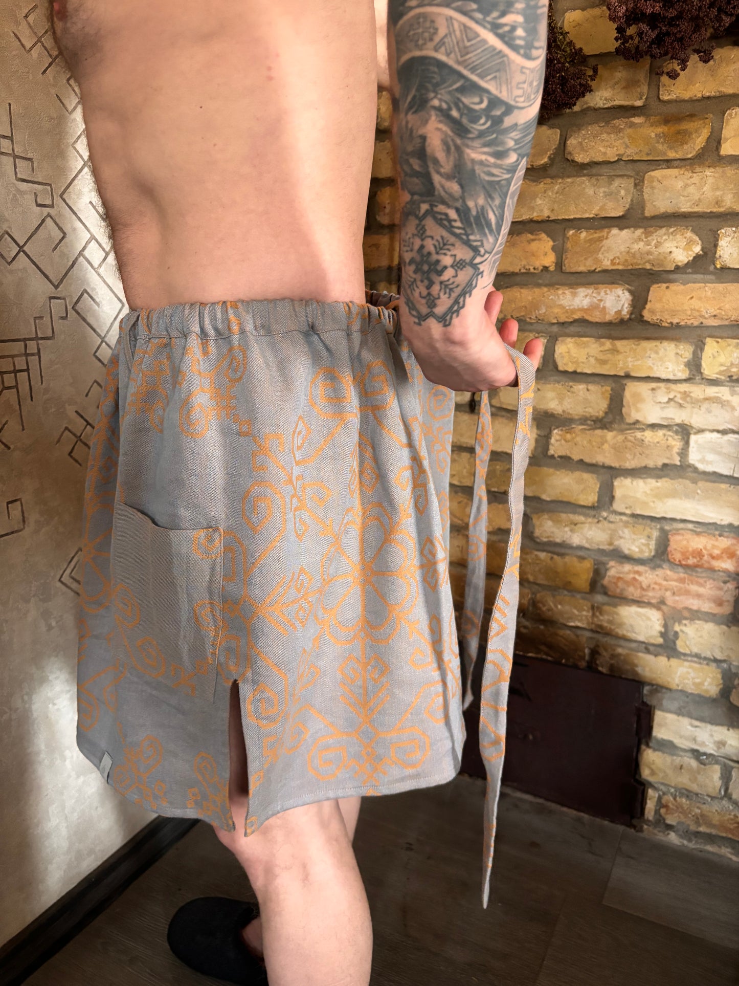 Vīriešu pirts svārki ar Saules simbolu, latviešu un baltu zīmēm pirtniekiem pirts rituālos