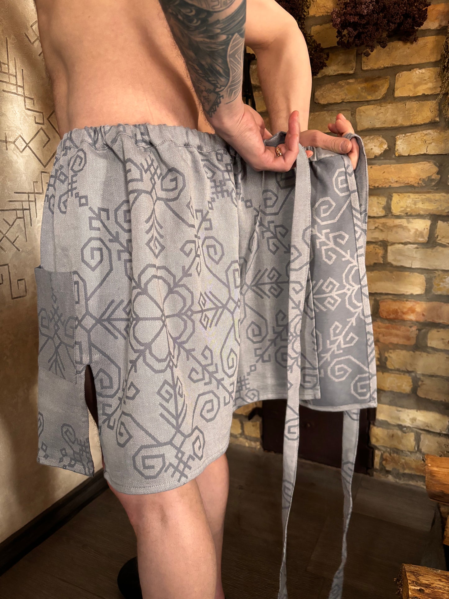 Regulējami  Vīriešu pirts svārki ar Saules simbolu, latviešu un baltu zīmēm pirtniekiem pirts rituālos