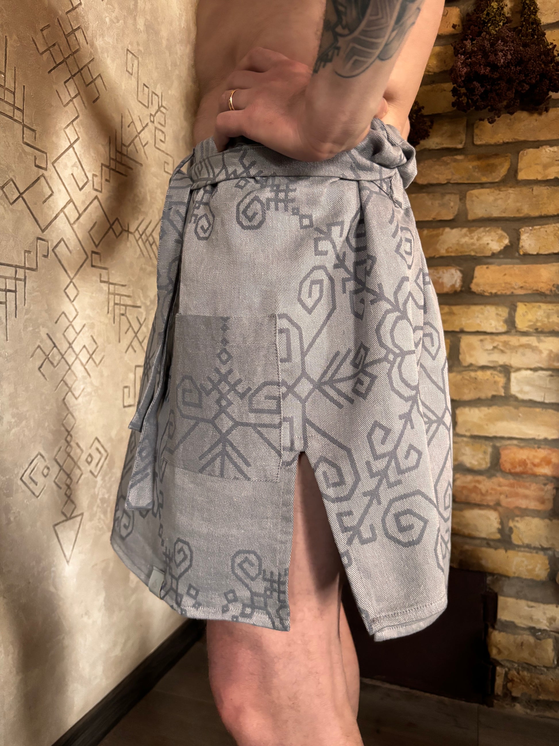 Regulējami  Vīriešu pirts svārki ar Saules simbolu, latviešu un baltu zīmēm pirtniekiem pirts rituālos