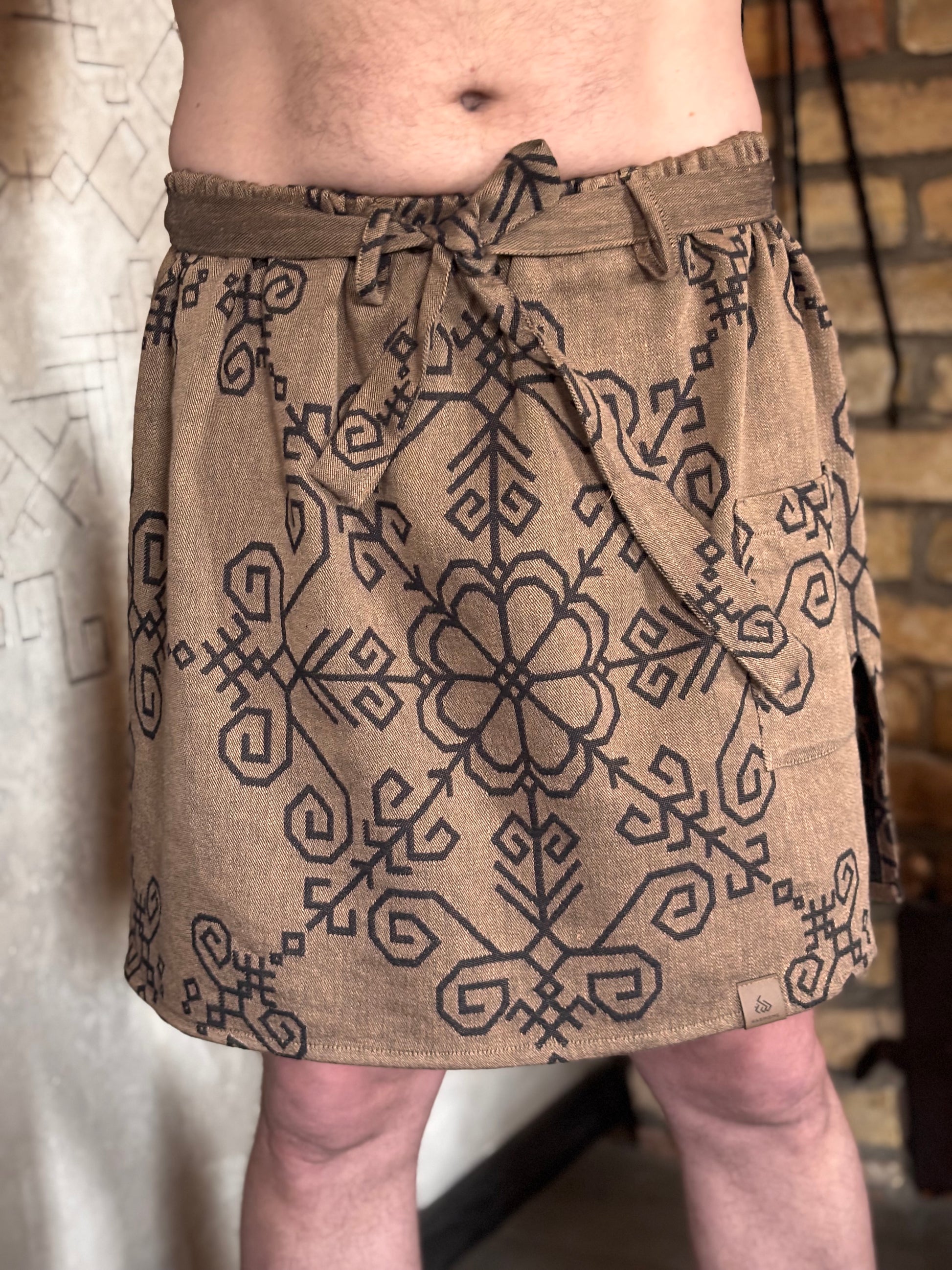 Vīriešu pirts svārki ar Saules simbolu, latviešu un baltu zīmēm pirtniekiem pirts rituālos