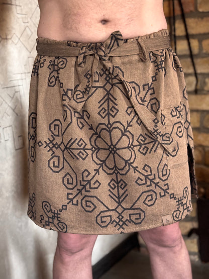 Vīriešu pirts svārki ar Saules simbolu, latviešu un baltu zīmēm pirtniekiem pirts rituālos