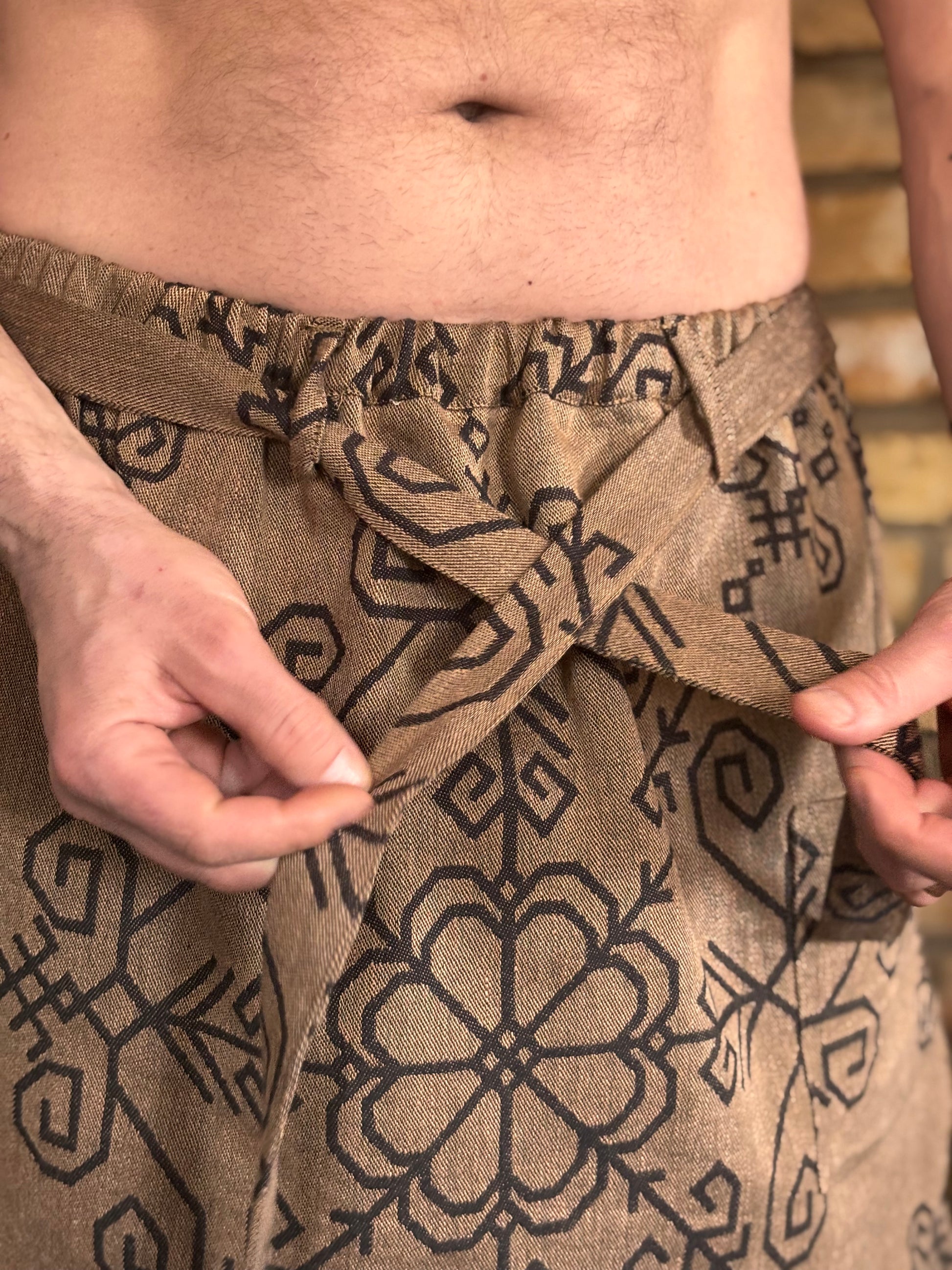 Vīriešu pirts svārki ar Saules simbolu, latviešu un baltu zīmēm pirtniekiem pirts rituālos