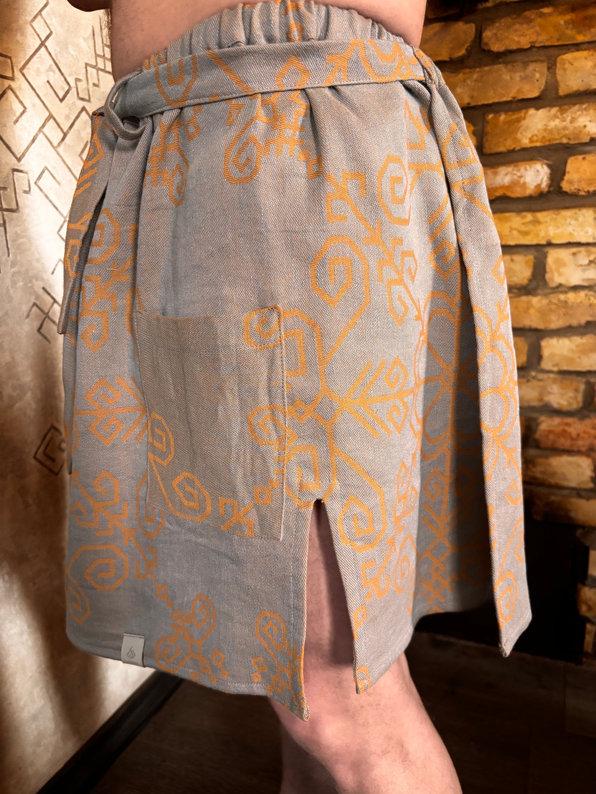 Vīriešu pirts svārki ar Saules simbolu, latviešu un baltu zīmēm pirtniekiem pirts rituālos